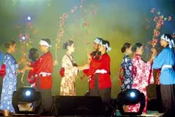 Lưu luyến “Dạ hội giã bạn” ảnh 2 Lưu luyến “Dạ hội giã bạn” ảnh 2